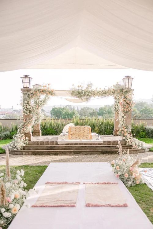 Lễ đài Mandap là khu vực diễn ra các nghi thức chính trong nhiều đám cưới Ấn Độ. (Ảnh: Brides)