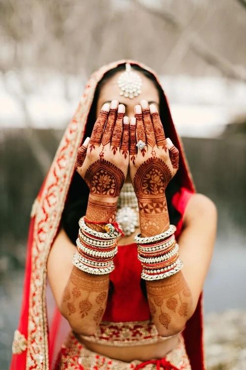Những họa tiết henna cầu kỳ trên tay cô dâu là điểm đặc trưng của nghi lễ Mehndi. Ảnh: (Brides)