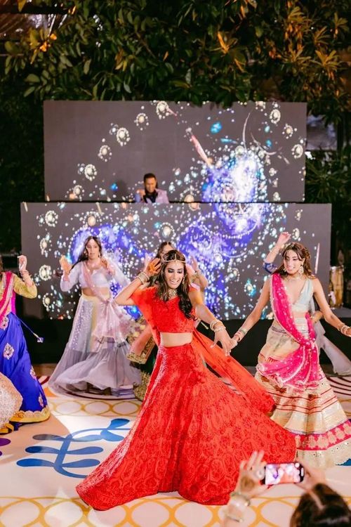 Sangeet là dịp hai bên gia đình, bạn bè tụ họp, ca hát và khiêu vũ trước ngày cưới. (Ảnh: Brides)
