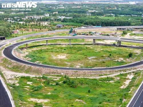 Hai nhánh cầu vượt kết nối Quốc lộ 51 với cao tốc Bến Lức - Long Thành và cao tốc Biên Hòa - Vũng Tàu đã cơ bản hoàn thành các hạng mục chính. Phần đường dẫn đang được thảm những lớp bê tông nhựa cuối cùng.