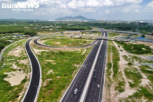 Thông qua nút giao Quốc lộ 51 và Tân Hiệp, phương tiện từ hướng Bến Lức - TP.HCM có thể tiếp cận cao tốc Biên Hòa - Vũng Tàu, mở thêm hướng di chuyển đến Vũng Tàu và khu vực cảng Cái Mép - Thị Vải.