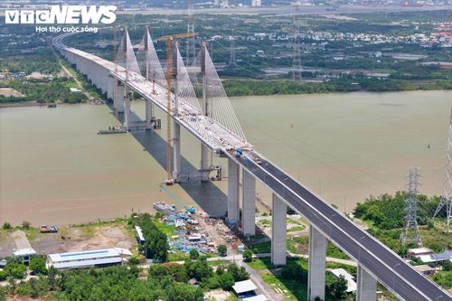 Cao tốc Bến Lức - Long Thành dài 57,8 km hiện cơ bản hoàn thành phần lớn tuyến. Hạng mục còn lại mang tính quyết định là cầu Phước Khánh bắc qua sông Lòng Tàu. Các nhà thầu đang tập trung nhân lực, máy móc để hoàn thiện công trình, hướng tới thông xe toàn tuyến trong tháng 9.