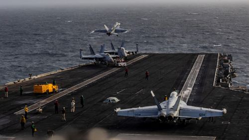 Một chiếc F/A-18E Super Hornet cất cánh từ sàn đáp của tàu sân bay lớp Nimitz USS Abraham Lincoln, trong bối cảnh xung đột Mỹ-Iran. (Ảnh: Reuters) 