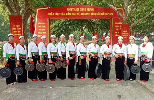 Các thành viên Câu lạc bộ Cồng chiêng xã Yên Bài. Ảnh Phùng Vinh