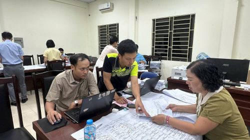 Các thôn và cán bộ phòng chuyên môn xã Thường Tín đang tập trung cao độ cập nhật dữ liệu đất đai trên toàn địa bàn. Ảnh: PV