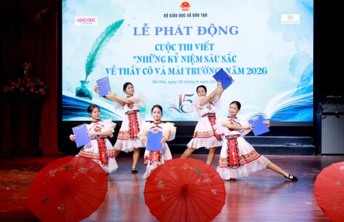 Tiết mục văn nghệ đặc sắc của học sinh Trường THPT Việt Đức. Ảnh: ĐT