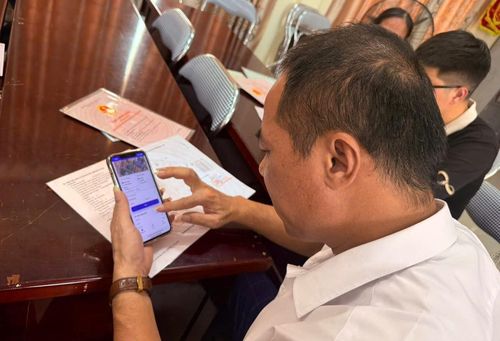 Xã Ứng Hòa tăng cường cán bộ làm sạch dữ liệu đất đai. Ảnh: Nguyễn Lăng