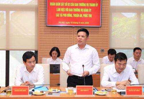 Đại diện UBND xã Phúc Thọ báo cáo tại buổi làm việc. Ảnh: Lê Hải