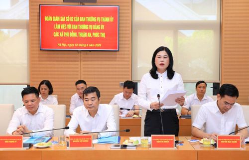 Đại diện Đảng ủy xã Phù Đổng báo cáo với đoàn giám sát. Ảnh: Lê Hải