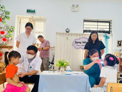928 trẻ dự kiến được khám sức khỏe tại hai điểm trường Tân Hội A và Tân Hội B. Ảnh: Đỗ Duẩn