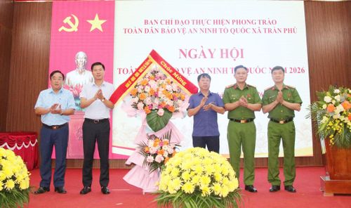 Xã Trần Phú tặng hoa chúc mừng Ban Chỉ đạo phong trào toàn dân bảo vệ an ninh Tổ quốc xã. Ảnh: PV
