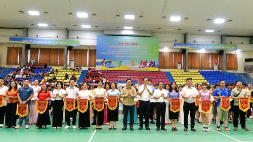Lãnh đạo phường Cầu Giấy tặng hoa chúc mừng các đội tham dự Giải thể thao. Ảnh: Công Sơn
