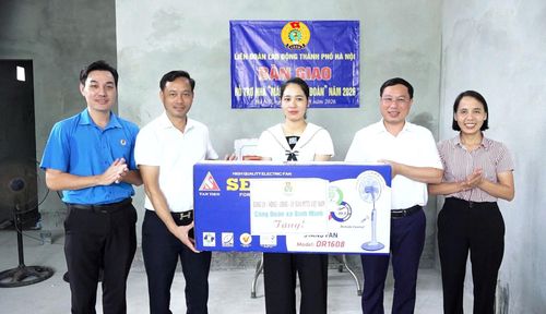 Phó Bí thư Thường trực Đảng ủy xã Bình Minh Lê Văn Ân, cùng đại diện lãnh đạo Ủy ban MTTQ Việt Nam xã, Công đoàn xã tặng quà và trao hỗ trợ cho đoàn viên, người lao động. Ảnh T. Đạt