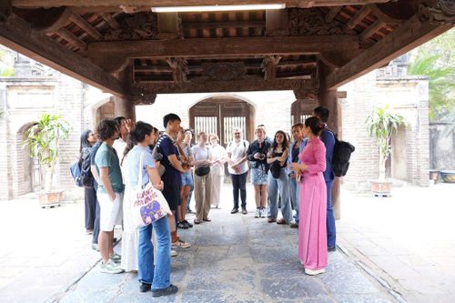 Du khách nước ngoài tham quan Đền Phù Đổng. Ảnh: Nguyễn Sơn