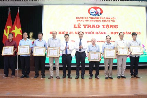 Đợt 1, có 147 đảng viên thuộc Đảng bộ phường Giảng Võ nhận Huy hiệu 35 năm tuổi Đảng. Ảnh: TT