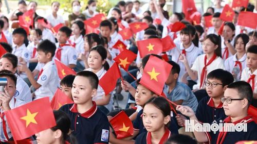 Học sinh lớp 6 trường Trung học cơ sở Nguyễn Trãi A hân hoan trong ngày đón học sinh đầu cấp. Ảnh: Đại Thắng