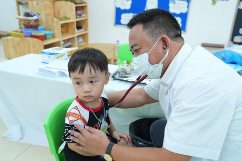 Cán bộ y tế thực hiện khám sức khỏe định kỳ cho trẻ. Ảnh: Hoàng Anh