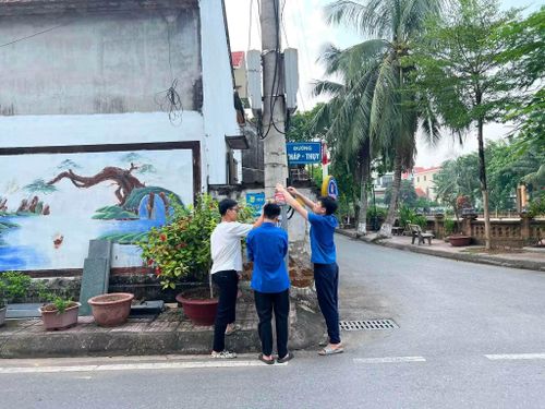Đoàn viên thanh niên xã Đan Phượng tham gia bóc xóa quảng cáo rao vặt. Ảnh: ĐP
