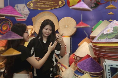 Người tiêu dùng truy xuất thông tin sản phẩm bằng smartphone. Ảnh: PV