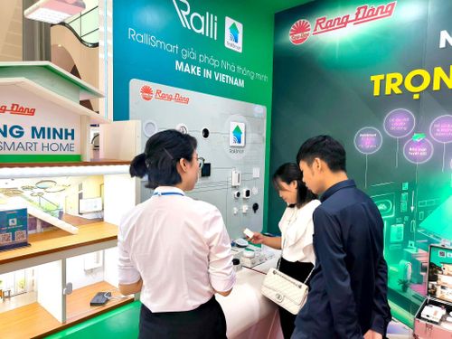 Giới thiệu sản phẩm của Rạng Đông đến khách hàng. Ảnh: PV