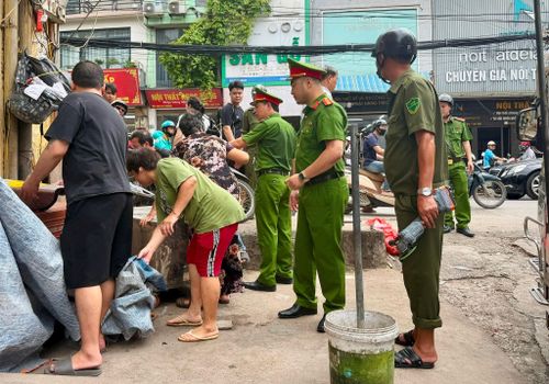 Người dân phối hợp cùng lực lượng chức năng trong quá trình kiểm tra, lập lại trật tự đô thị. Ảnh: Võ Giang