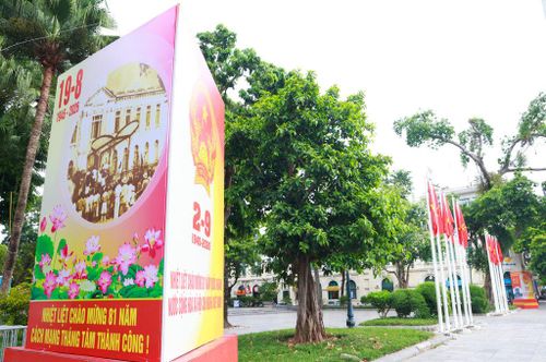 Những pano khẩu hiệu cùng muôn lá cờ đỏ sao vàng tung bay phấp phới khắp mọi tuyến phố Thủ đô như một lời nhắc nhở sống động về lịch sử hào hùng, ngợi ca tinh thần đoàn kết và khát vọng thịnh vượng của đất nước.