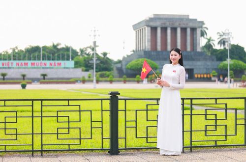 Không chỉ người dân Thủ đô, nhiều du khách từ mọi miền cũng hướng về Hà Nội để tận hưởng không khí những ngày đặc biệt này. Trong ảnh, bạn Vũ Kiều Anh đi từ Hải Phòng lên Hà Nội để có thể chụp được những bức ảnh đón chào Quốc khánh bên Quảng trường Ba Đình lịch sử.
