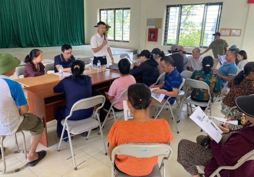 Người dân xã Thuận An được hướng dẫn kê khai thuế. Ảnh: Châu Phương