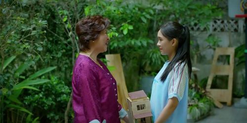 Bà Liên biết tất cả mọi chuyện nhưng vẫn coi đó là cách để giúp đỡ gia đình bạn học của con. Ảnh VTV