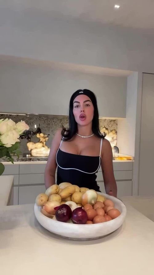 Trong video đăng trên Instagram hồi tháng 10/2024, Georgina Rodríguez tự tay chuẩn bị tortilla de patatas - món trứng chiên khoai tây đặc trưng của Tây Ban Nha. Đây được xem là một trong những lần hiếm hoi cô công khai vào bếp. Ngôi sao đưa tin.