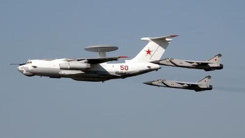 Nhờ khả năng "soi từ trên cao", radar của máy bay AWACS sẽ hạn chế rất nhiều khả năng lợi dụng địa hình địa vật của tên lửa hành trình trong giai đoạn tiếp cận mục tiêu, đây là lợi thế chỉ có phi cơ cảnh báo sớm mang lại được.