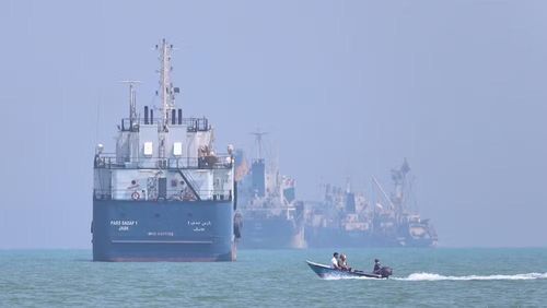 Washington sau đó áp đặt lệnh phong tỏa đường biển đối với các cảng và tàu thuyền Iran, đồng thời tuyên bố sẽ bảo đảm tự do hàng hải cho các tàu đi đến hoặc rời những cảng không thuộc Iran.