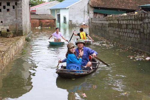 Phóng viên tác nghiệp tại “rốn lũ” Chương Mỹ (Hà Nội) năm 2017