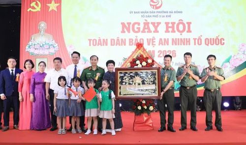 Thay mặt Đảng ủy - Ban Giám đốc, Thiếu tướng Nguyễn Ngọc Quyền - Phó Bí thư Đảng ủy, Phó Giám đốc CATP Hà Nội tặng quà và hoa chúc mừng phường Hà Đông