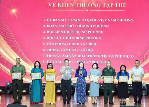 Đồng chí Trần Thị Phương Hoa, Thành ủy viên, Phó Chủ tịch Thường trực Ủy ban Mặt trận Tổ quốc Việt Nam thành phố Hà Nội trao khen cho các tập thể, cá nhân phường Ô Chợ Dừa