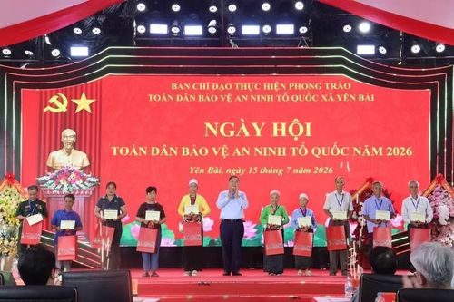 Đồng chí Phạm Gia Túc, Ủy viên Bộ Chính trị, Phó Thủ tướng Thường trực Chính phủ dự và chỉ đạo “Điểm” Ngày hội xã Yên Bài