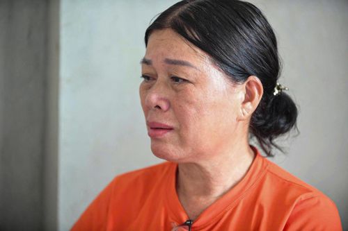Bà Hoàng Thị Nhớ kể lại hành trình tìm cha. Ảnh: CK