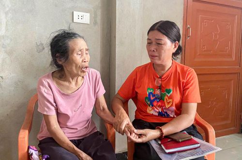 Bà Nguyễn Thị Riu kể lại về người tên Địch từng đến làng sinh sống và làm nhiệm vụ. Ảnh: CK