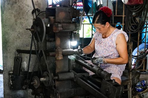 Bà Dương Thị Thanh là một trong những người phụ nữ hiếm hoi còn làm dũa ở làng nghề dũa Đại Phu. Ảnh: Đình Minh.