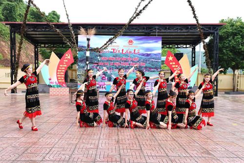 Tiết mục văn nghệ đậm đà bản sắc văn hoá của đồng bào dân tộc Chứt ở Rào Tre. Ảnh: QT.