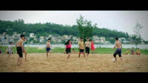 Cảnh trong phim Đội bóng nữ làng Xuân.