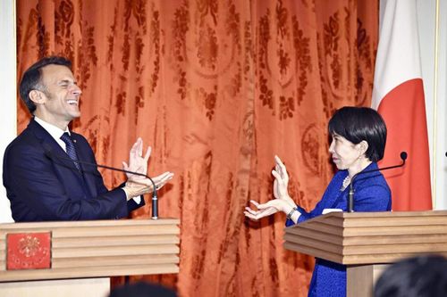 Thủ tướng Sanae Takaichi và Tổng thống Pháp Emmanuel Macron đã cùng nhau tạo dáng Kamehameha sau cuộc họp báo chung tại Tokyo hôm 1/4. Ảnh: Yomiuri Shimbun.