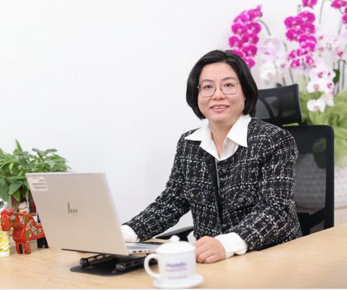 Bà Bàng Kim Ngân, Giám đốc Nhà máy Mondelez Kinh Đô tại TP.HCM, chia sẻ định hướng phát triển bền vững tại nhà máy.