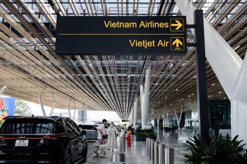  Giá vé dịp 2/9 có dấu hiệu hạ nhiệt nhẹ, giá vé của các hãng không có sự chênh lệch lớn. Ảnh: Phương Lâm. 