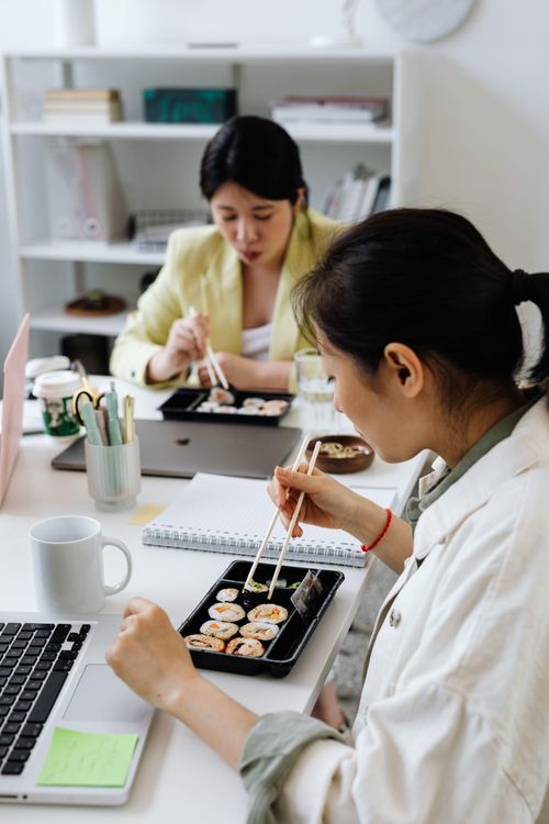 Bữa trưa công sở tưởng thoải mái nhưng vẫn có những giới hạn nhân viên nên biết khi ngồi cùng sếp. Ảnh: kaboompics/Pexels.