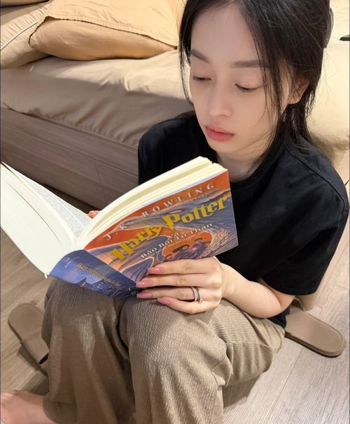 Phương Nga dễ xúc động, bật khóc khi đọc nhiều tác phẩm. Ảnh: FB Nguyễn Bình An.