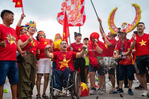  Một số nhóm CĐV còn gây chú ý với những màn hóa trang độc đáo. Từ tóc giả, áo cờ đỏ sao vàng đến khuôn mặt được vẽ quốc kỳ, tất cả tạo nên hình ảnh vui nhộn giữa biển người hướng về sân. 