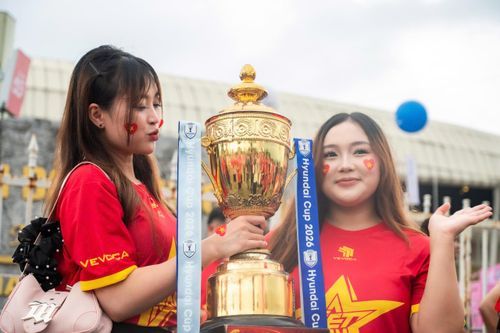  Sự xuất hiện của các nữ CĐV càng khiến không khí trước sân thêm nổi bật. Nhiều người trang điểm với hình cờ Tổ quốc, đeo băng đô, sticker và mang theo những phụ kiện mang đậm màu sắc bóng đá Việt Nam. 