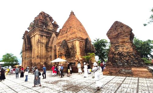 Du khách tham quan Tháp Bà Pô Nagar