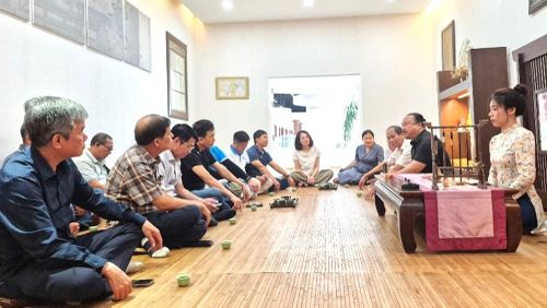 Du khách trải nghiệm tour du lịch thưởng trầm, trà tại Khánh Hòa